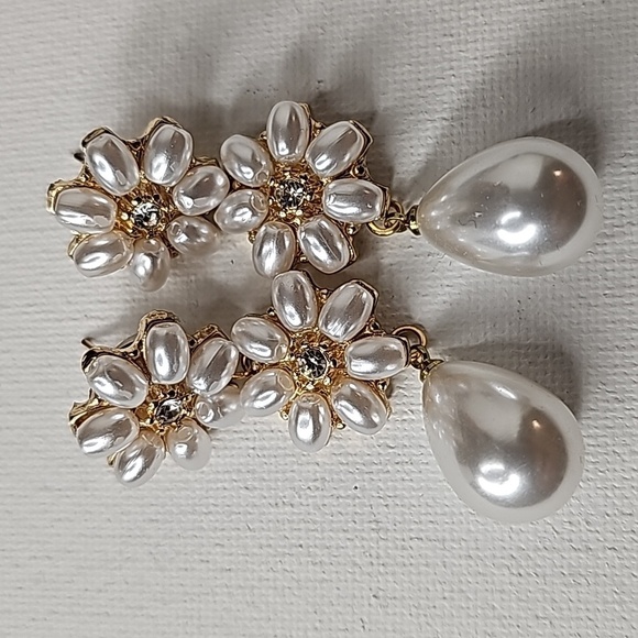 nOir Pearl Floral 3-Tier Dangle Drop Statement Earrings - Picture 6 of 8